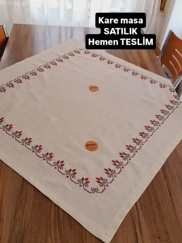 SATILIK 🎉
Kare masa, bej renk kumaşa işlendi.

Sipariş için DM📩