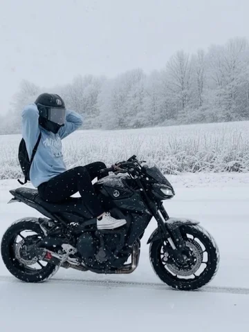 They said : "Don’t take the bike out in winter."
I said : "Watch me." ❄️
Turns o