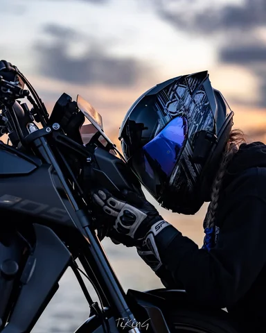 Dark Side of Japan. 🌑
.
📷 @tiking.jpg 
.
🎧 @cardosystems
📱 @quadlockmoto
🪖 