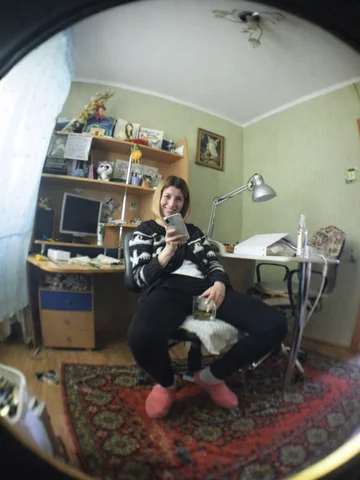 Хто б міг подумати😅

Перші два фото, мій вайб в 2017 році😅

Пилю нігті на дому