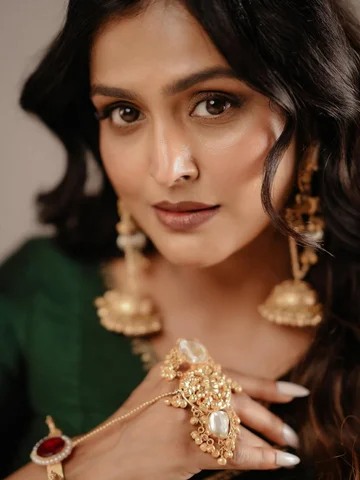 Photographer: @jiksonphotography 
Mua&styling: @vasan_makeupartist
@bridesofvasa