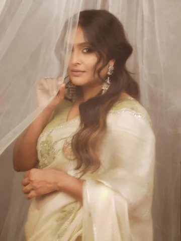 Photographer: @jiksonphotography 
Mua&styling: @vasan_makeupartist
@bridesofvasa