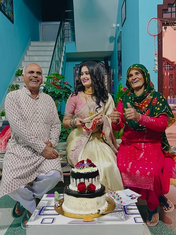 बस और कुछ नहीं चाहिए मेरे माँ बाप जैसे सास ससुर ऐसे ही ख़ुश रहे और इनके चेहरे पर