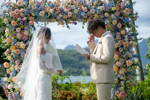 昨日結婚1周年！！

かなり時差ですが、、
大好きなみんなに囲まれてハワイで式を挙げました

一生忘れない思い出。未だに余韻。

一生大切にします🫡
@ai_
