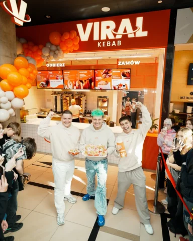 To bardzo ważny dzień 🤩 Kilka lat temu jeździłem z @kooza_vids pomagać robić te