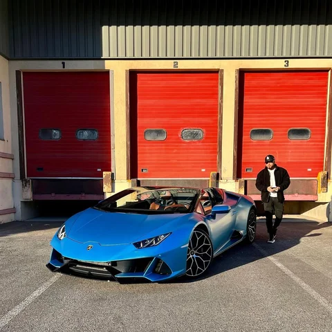 Lamborghini Huracan Evo Spyder 💙

Pour moi la plus belle de sa catégorie loin d