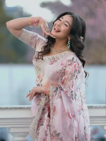 Somewhere between celebration and daydreaming🌸

@shree_natraj_jewellers @kirtii