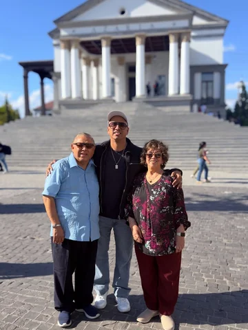 Aquí con mis héroes… mis padres. @srluismorales @rebedemorales 

Y con mis otros