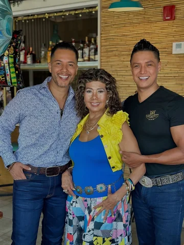Mamita…
estamos a unos días de tu cirugía.

Dios está contigo… y nosotros tambié