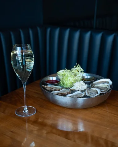 Oysters on ice, champagne in hand—consider the evening started 🦪🥂

#MeetUsAtMa