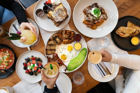 Easter Sunday = slow mornings, big tables, and staying longer than planned.
Ensu