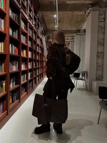 Уютные меховые свитшоты отшиты 🤍
Лиза @lizazharkikh выбрала в оттенке шоколад


