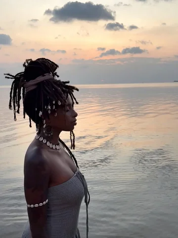 Giving thanks today to Yemanjá / Yemaya, Mama Ocean 🧜🏾‍♀️
as today is a day of