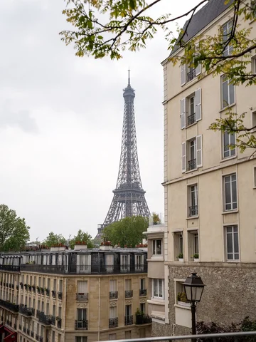 Paris in the spring 🌸🇫🇷There is an effortless elegance to Paris in April that