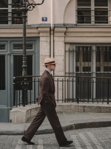 When in Paris 🇫🇷 Wearing a brown double-breasted linen suit, styled with a blu