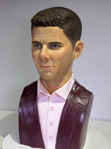“Is It Cake” gone too far?? I caked the host! 🍰

Creating a cake bust of Mikey 