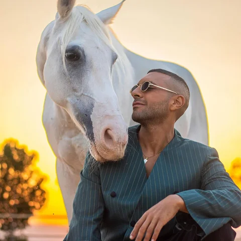 في الخيل عزة لا يستطيع الإنسان أن يفهمها، إنّها تحزن ولا تبوح، وتتألم ولا تنكسر.