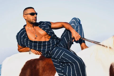 "الخيلُ والليلُ والبيداءُ تعرفني والسيفُ والرمحُ والقرطاسُ والقلمُ"

Stylist @mo