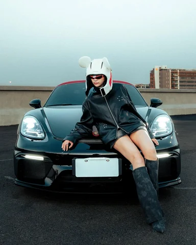那天氣溫 15°C，還是上車吧😌

Eyewear / 墨鏡 @gentlemonster @f1 @disney @disneystyle 
Fashion