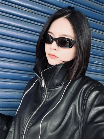 對新墨鏡愛不釋手 ….🫶🏼 

🕶️ @gentlemonster 
Jacket @goopi.co