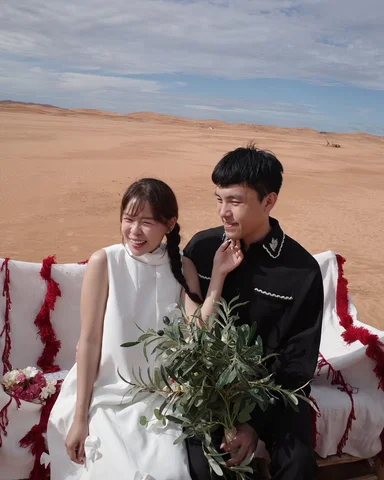 🇲🇦🏜️
圖片中的是結婚兩年多
被騙到撒哈拉沙漠拍第6次婚紗的男人

#娃喵蜜月旅行 #摩洛哥