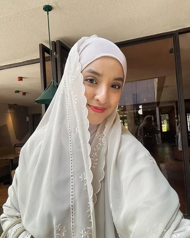 Masih dalam rangkaian outfit lebarannn pake @mistyvori 😚💗