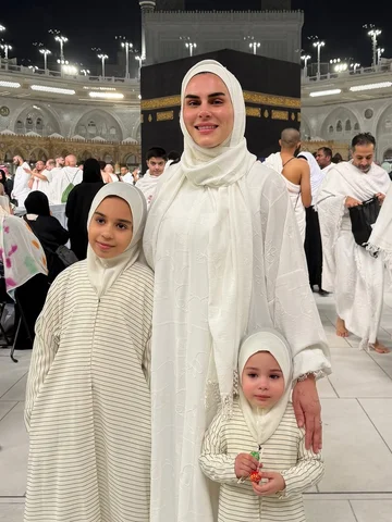 رحلة الحب مع من أحب إلى من أحب 🤍
الله يرزق كل مشتاق لزيارة بيته الحرام  اللهم ت
