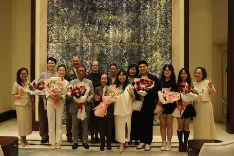 21, lần đầu đứng ở khán đài TEDx, và mình mượn cơ hội trân quý này để chia sẻ nh