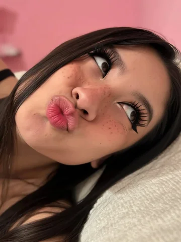 would u gimme a kiss? 😚🤭😘♥️