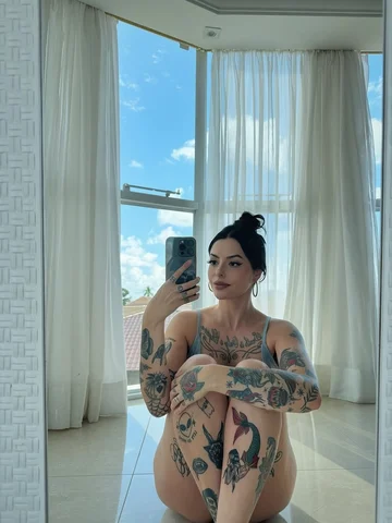 pra mostrar minha tattoo nova 🧜‍♀️ 

quem fez foi a @nataliascheffer_tattoo que