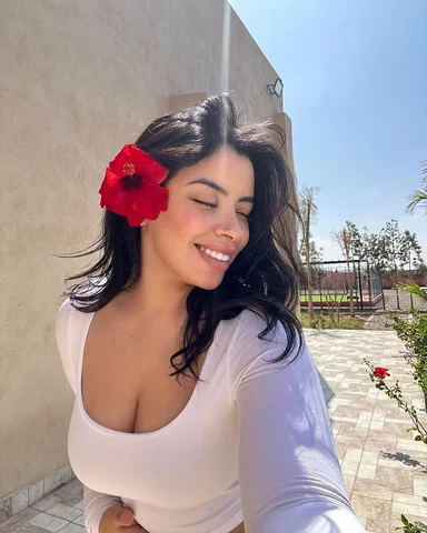 Simply free ✨

@FashionNova 💕
 🫧 : Monica Square neck sculpting top - white 
 