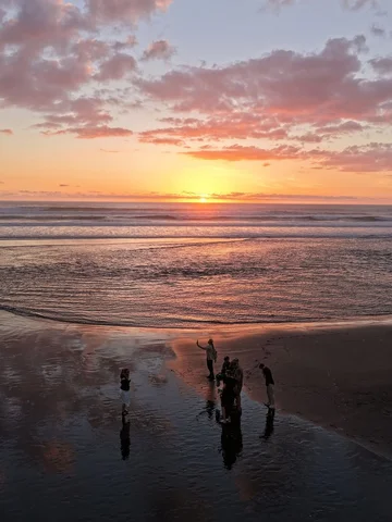 POCZTÓWKI
Zostawiam jeszcze kilka kadrów z Karekare Beach na dobry start dnia! 
