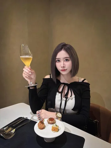 ’◡’𓏻 𝐞𝐚𝐭𝐭𝐭𝐭…🥩🥂
漂亮不能當飯吃，但漂亮飯可以和我一起吃🍽️
-
淺灰褪太快 又把頭髮染成深灰了😹
頭髮💇🏻‍♀️｜ @n