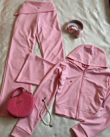 Hermoso conjunto de pans y chamarrita y tiene botoncitos de fresas 
TALLAS DISPO
