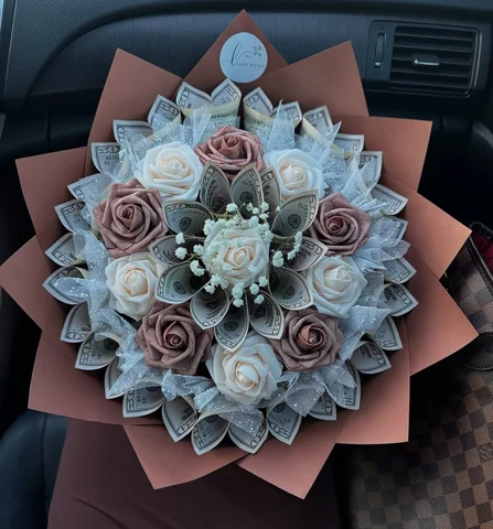 The IT color 
.
.
.
.
.
.
. . . . . . #moneybouquet #floral #roses #ramos  #ramo