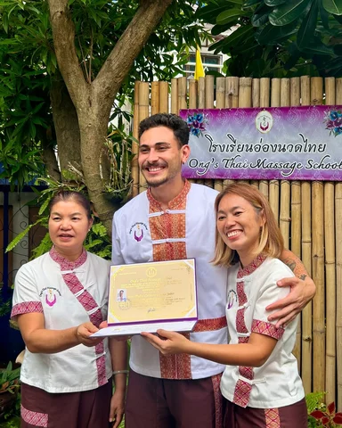 Agora oficialmente professor, nessa família que é
a @ongthaimassageschool_cnx 🇹