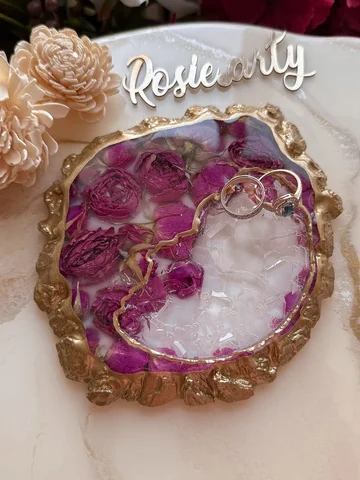 Подставка для украшений с кристаллами💎
Полностью ручная работа🤌🏻

Шикарная ид