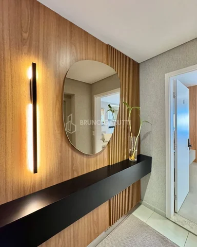 Finamente mobiliado e decorado, ele une design autoral desde a entrada, marcenar