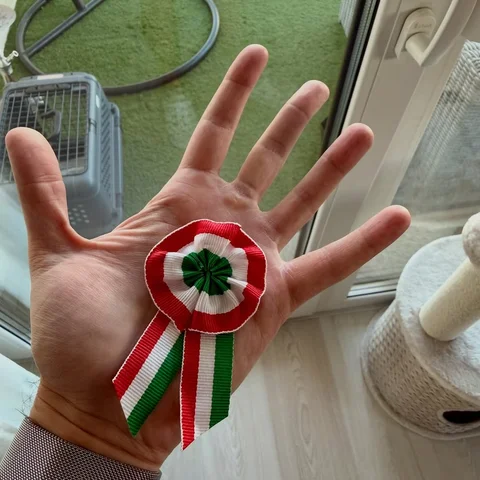 “Hóditották ez országot
Derék, lelkes, úri szittyák,
Jóttevői szegény népnek:
Is