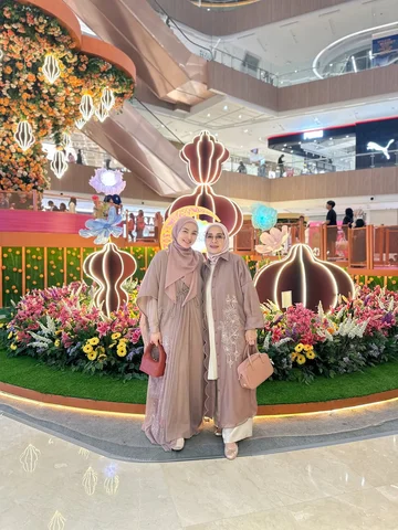 Mamaaa…
Pergi kemana pun rasanya selalu lebih tenang kalau ada Mama 🥺

Terima k