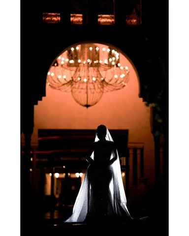 Dans l’ombre… elle devient lumière..