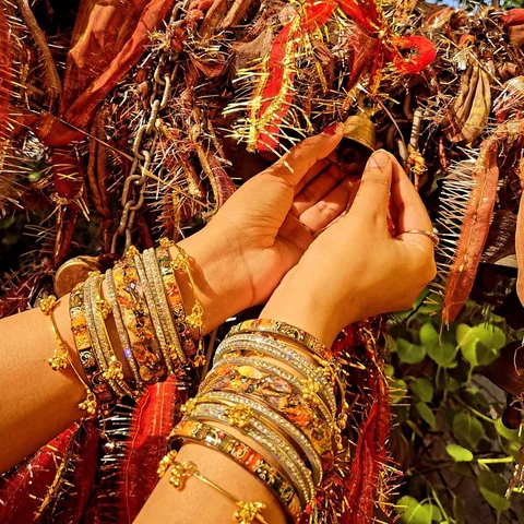 मैंने वहां भी तुम्हें मांगा था,
जहां लोग सिर्फ खुशियां मांगते हैं |
.
.
.
.
.
.
