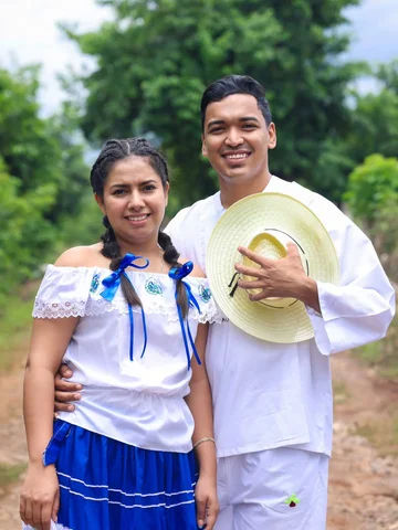 Felices fiestas patrias🇸🇻

Cielos de púrpura y oro.
En tus campos ondulan dora