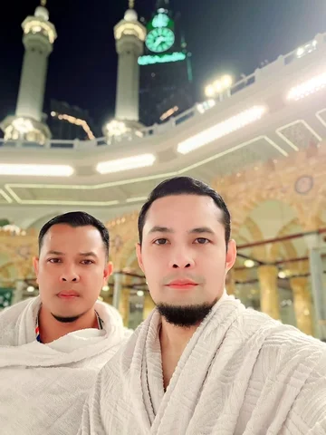Banyak orang bilang… kalau lagi capek hidup, pergi aja… healing ke pantai, ke gu
