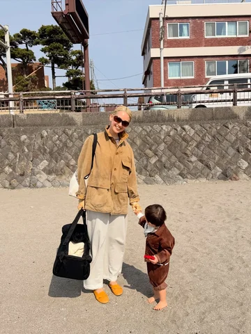 ここ最近の休日は必ず海に行って粋助と遊ぶ( ᴖ⩊ᴖ )⸝⸝꙳
帰りに駅近くのお肉屋さんでハムカツをテイクアウトして夕飯用にコロッケなんかも買っちゃうのが楽しみ。