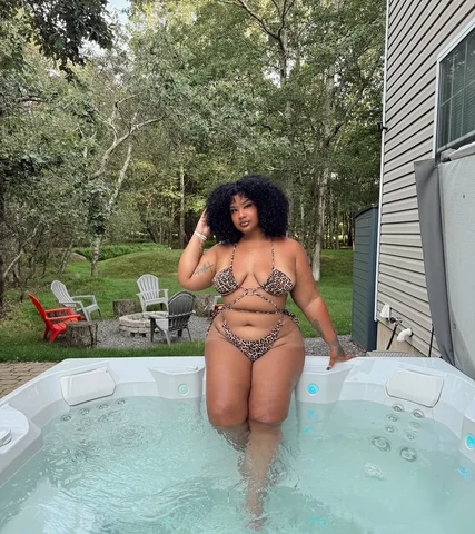 Ignore my tan lines 😂 @FashionNovaCurve 

Sneaky Link Vacation 2 Piece