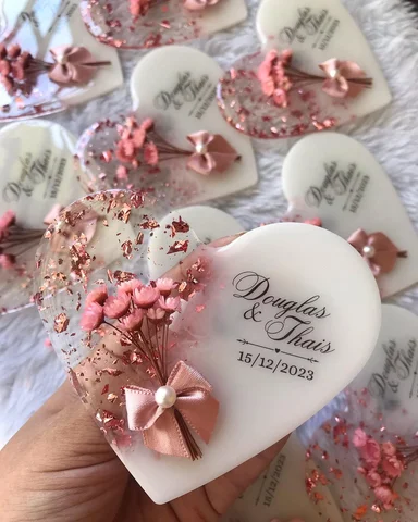 As flores no casamento simbolizam o primeiro passo para a união eterna e o amor,