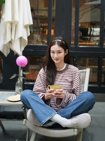 🍵Sip, smile, and repeat.
#ootd ➡️currently living in boxy tees, fav jeans and s