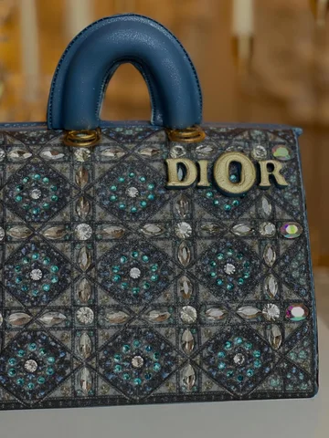 DIOR
كيك حسب الطلب بلمسات #شيف_ايوب … صُنعت بحب 🤍 #كيك #عيدميلاد #مناسبات #حب ف