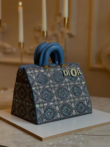 DIOR
كيك حسب الطلب بلمسات #شيف_ايوب … صُنعت بحب 🤍 #كيك #عيدميلاد #مناسبات #حب ف